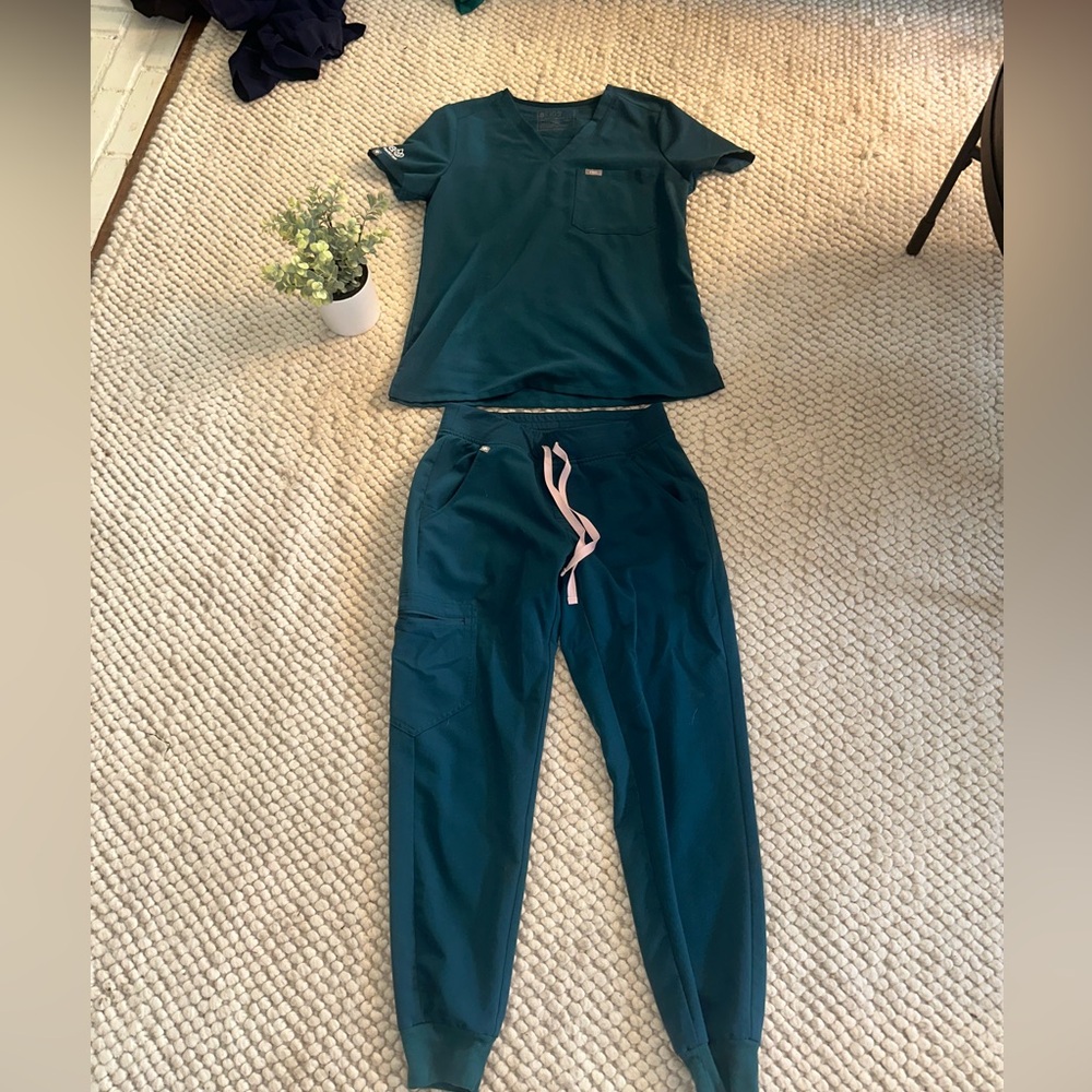 Figs scrubs small
